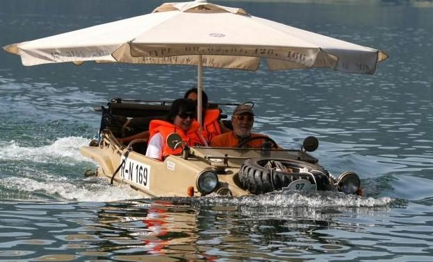 Mit dem Schwimmwagen in den Ossiacher See